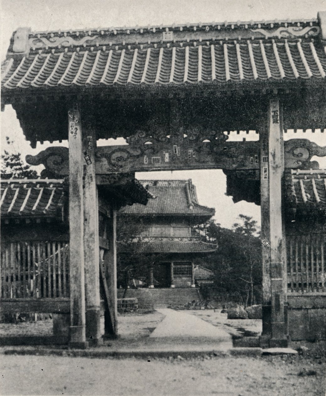 Tanjo-ji-temppelin portit, omistettu Nichirenille, n. 1900, 1921 tekijältä Julian Leonard Street