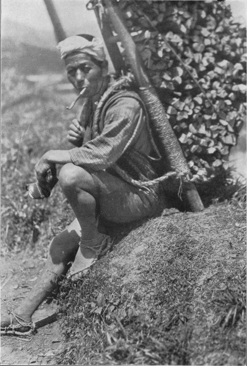 Keski-ikäinen kuli istuutui kiireesti rantaan ohittaakseen meidät arvostelussa, c1900, 1921 tekijältä Julian Leonard Street