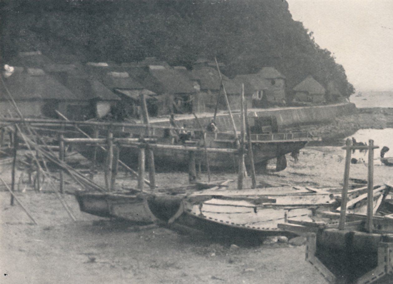 Tai-no-ura - Pienet talot hiekan reunalla kalastusveneineen, c1900, 1921 tekijältä Julian Leonard Street