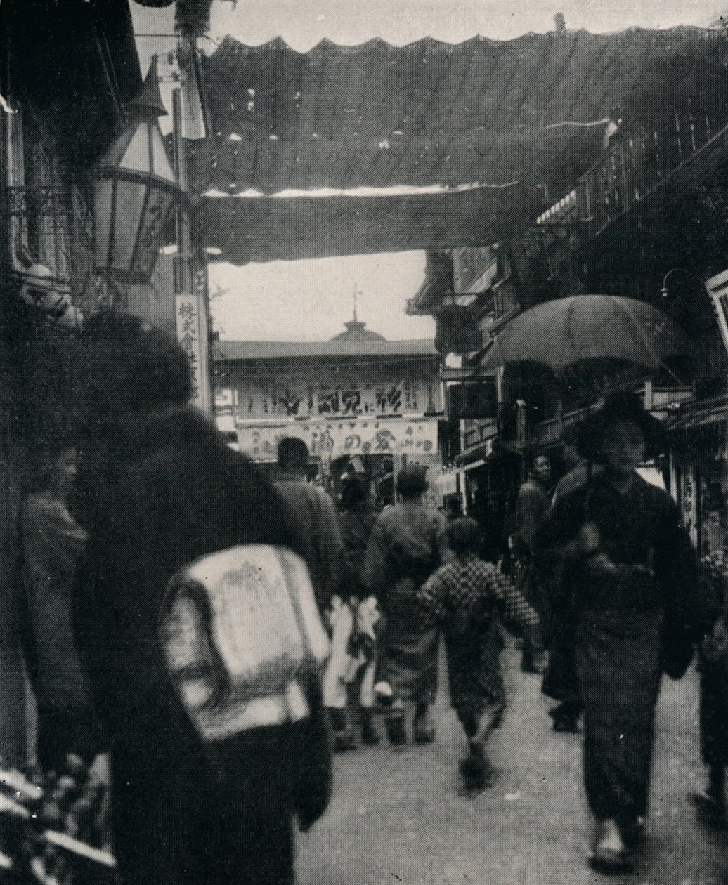 Kioton teatterikatu on yksi maailman mielenkiintoisimmista moottoriteistä, c1900, 1921 tekijältä Julian Leonard Street