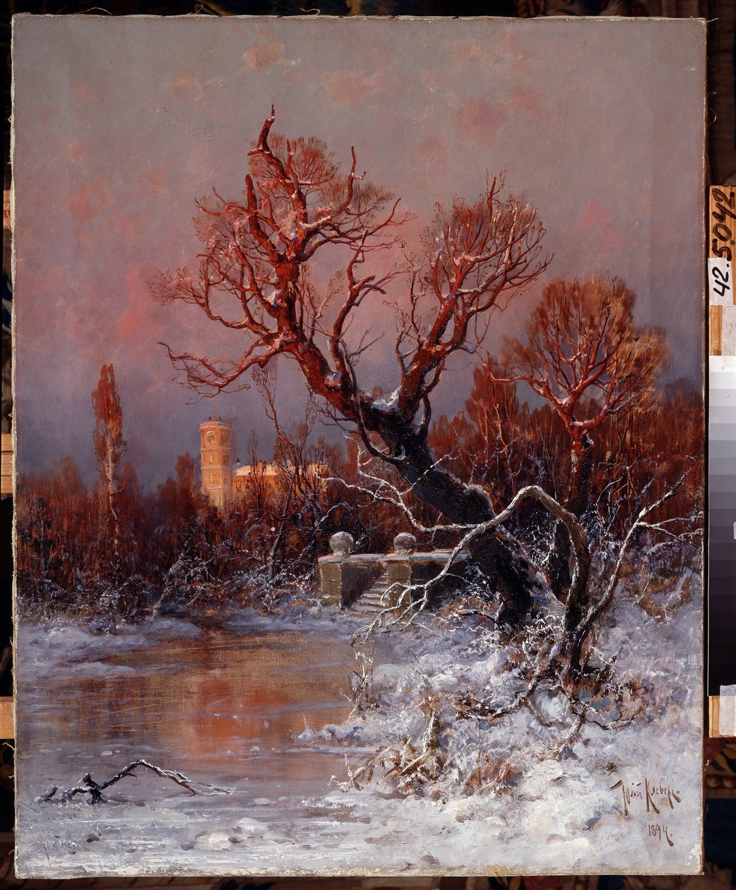 Gatchinan palatsin puistossa Pietarin lähellä. Kuvaus jäätyneestä järvestä, jossa on kiviportaat ja paljaat puut, taustalla palatsi, jota valaisee auringonvalo. tekijältä Julius Sergius Klever