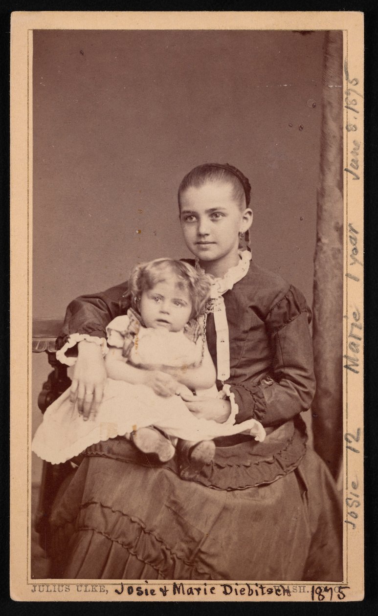 Ryhmämuotokuva Herman Henry Diebitschin lapsista, Marie ja Josephine Josie, 8. kesäkuuta 1875. tekijältä Julius Ulke