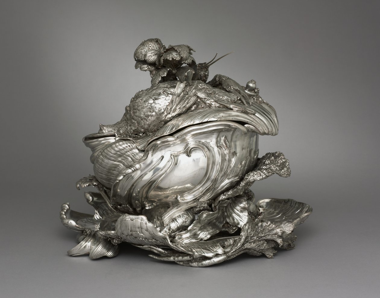 Platter, Tureen ja Tureen kansi, valmistaja Henry Adnet tekijältä Juste Aurèle Meissonnier