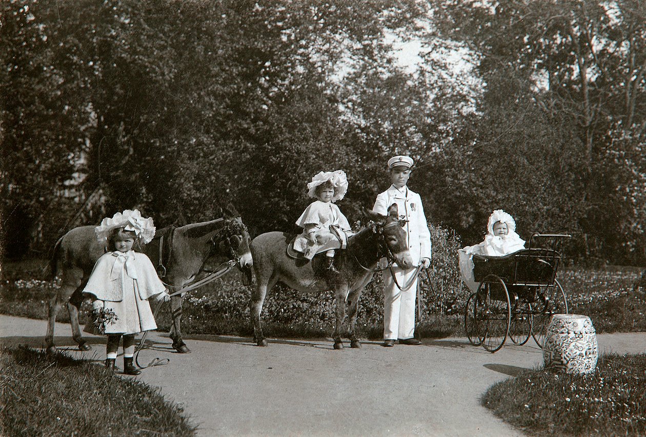 Venäjän suurherttuattaret Olga, Tatjana ja Maria, Tsarskoje Selo, Venäjä, c1899-c1900 tekijältä K. von Hahn