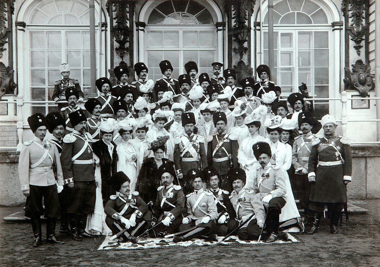 Venäjän keisarillinen perhe Katariinan palatsin ulkopuolella, Tsarskoje Selo, Venäjä, 1900-luvun alku. tekijältä K. von Hahn