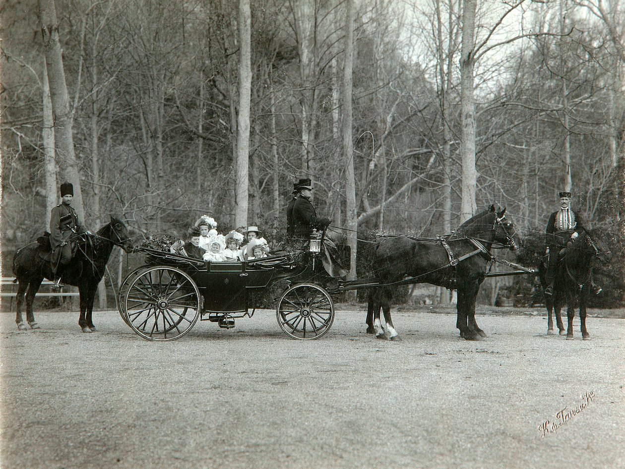 Venäjän tsaari Nikolai II perheineen Tsarskoje Selon puistossa Venäjällä, 1900-luku. tekijältä K. von Hahn
