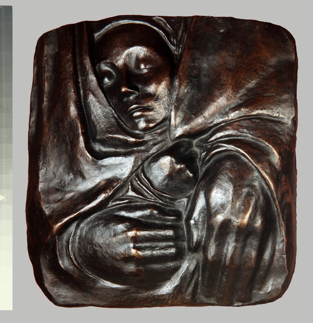 Lepää hänen käsiensä rauhassa, 1936 (pronssi) tekijältä Käthe Kollwitz