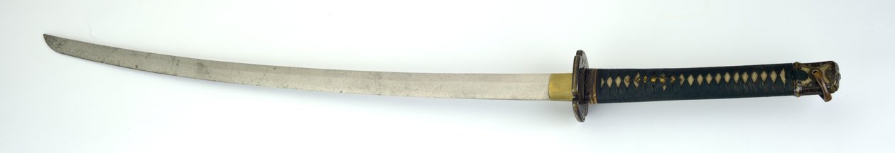 "Kai-gunto" -kuvioinen miekka merivoimien upseerille, n. 1937-1945 (teräs, puu, messinki, kultaus, naru ja rauskunnahka) tekijältä Kanemich Hibino