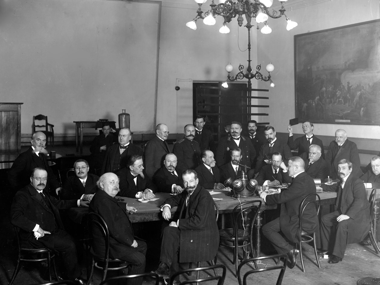 Keisarillisen Teknillisen Seuran jäseniä valokuvauksen 75-vuotisjuhlavuoden kokouksessa, 1914. tekijältä Karl Karlovich Bulla