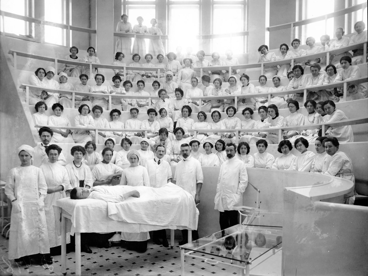 Naisten lääketieteellisen instituutin opiskelijat teatterissa luennon aikana, 1913 tekijältä Karl Karlovich Bulla