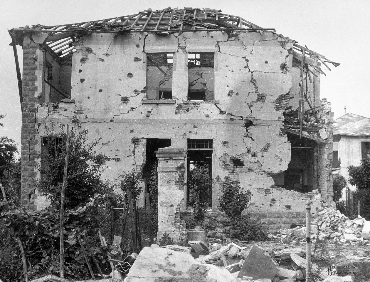 Sermiden pommitukset. Tilannekuva talosta tekijältä Karl Heinz Bast