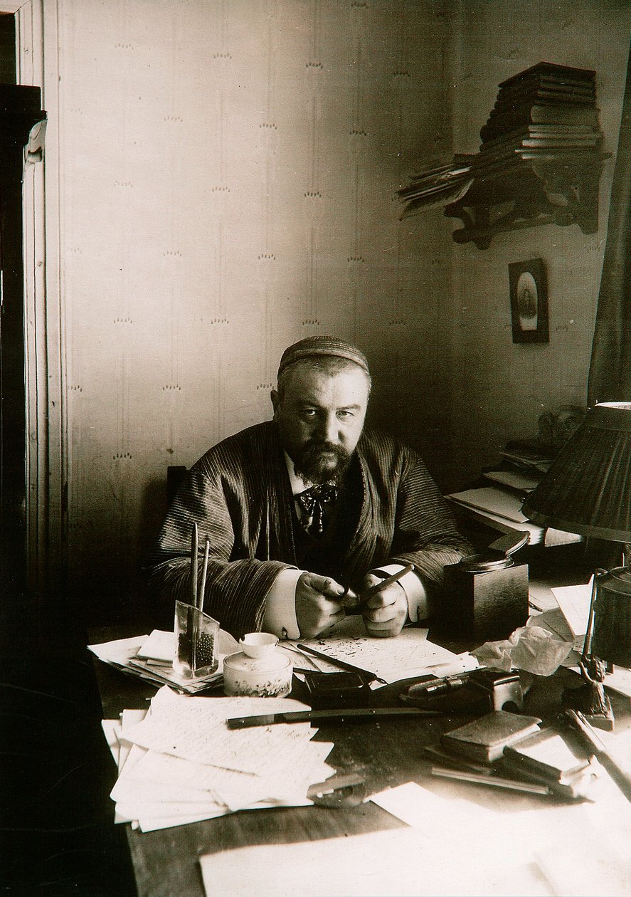 Aleksanteri Kuprin, venäläinen kirjailija, pöytänsä ääressä, Gatchina, Venäjä, 1900-luvun alku. tekijältä Karl Karlovich Bulla