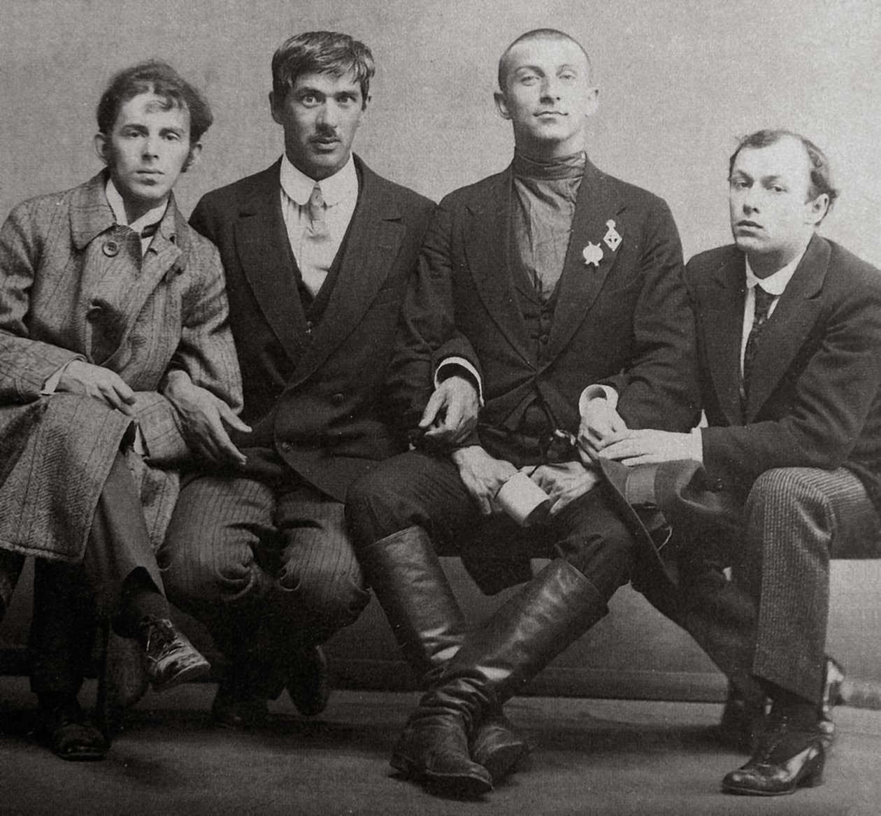 Osip Mandelstam, Korney Chukovsky, Benedikt Livshits ja Juri Annenkov, 1914 tekijältä Karl Karlovich Bulla