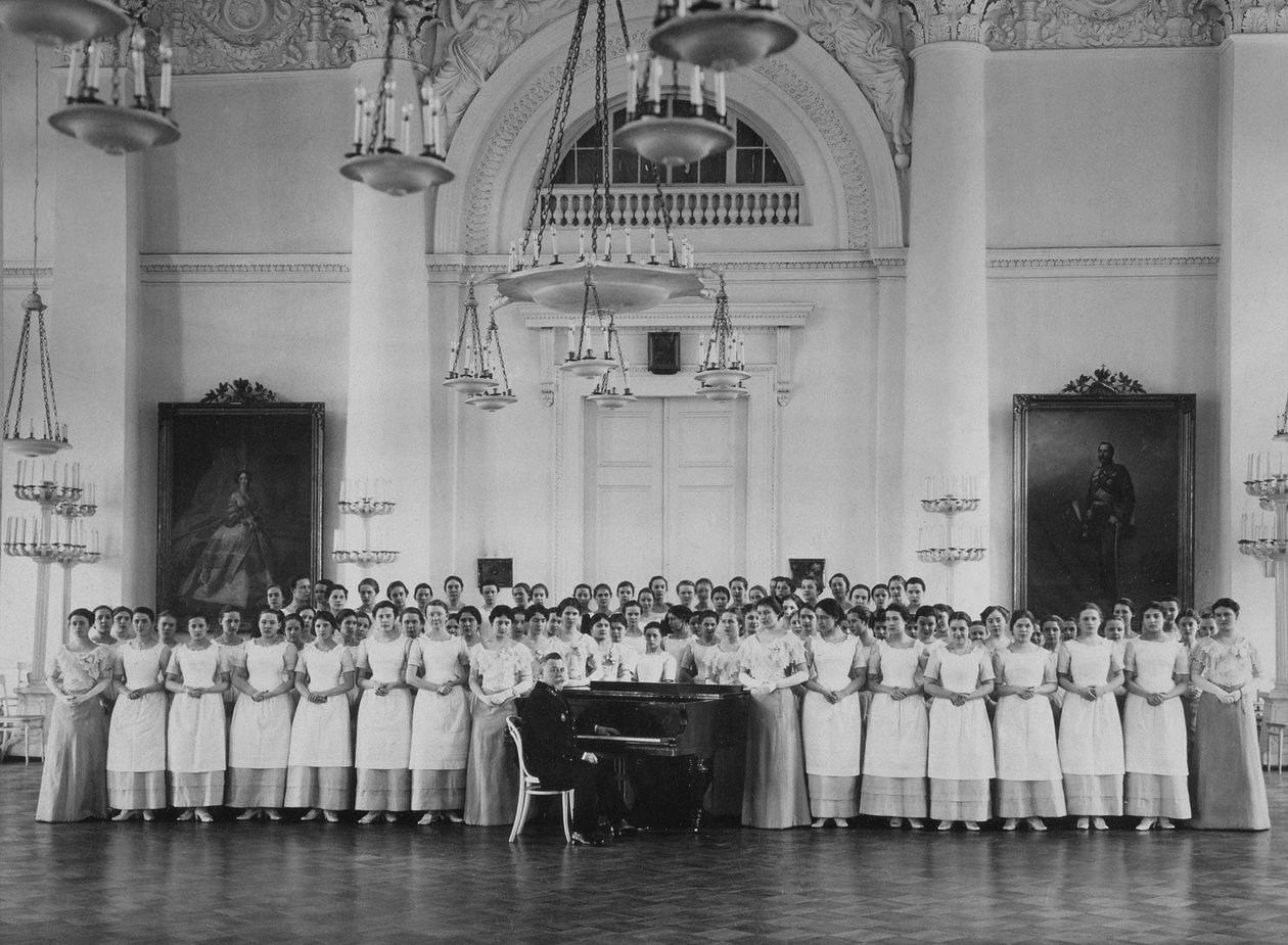 Smolny-instituutin oppilaat musiikkitunnilla, n. 1913 tekijältä Karl Karlovich Bulla