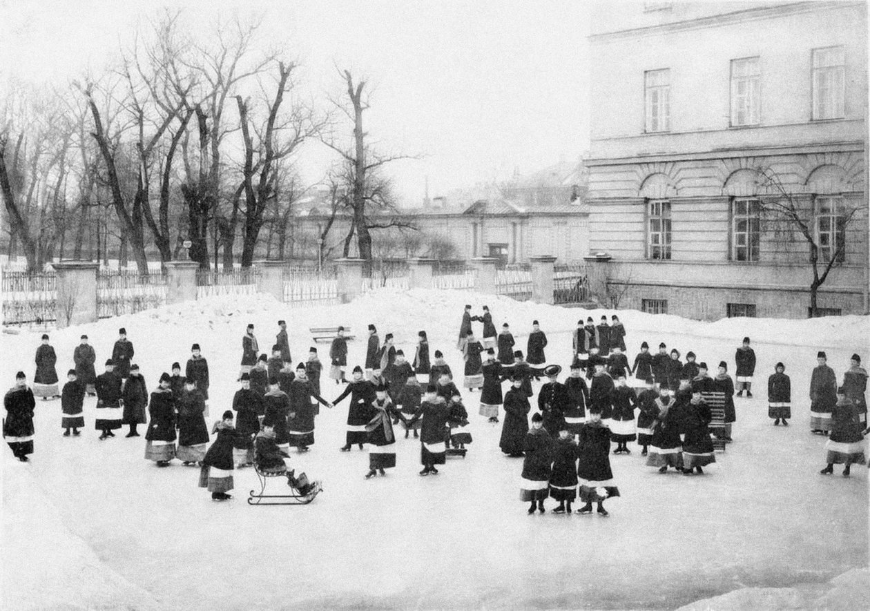 Smolny-instituutin oppilaat Winter Walkissa, n. 1913 tekijältä Karl Karlovich Bulla
