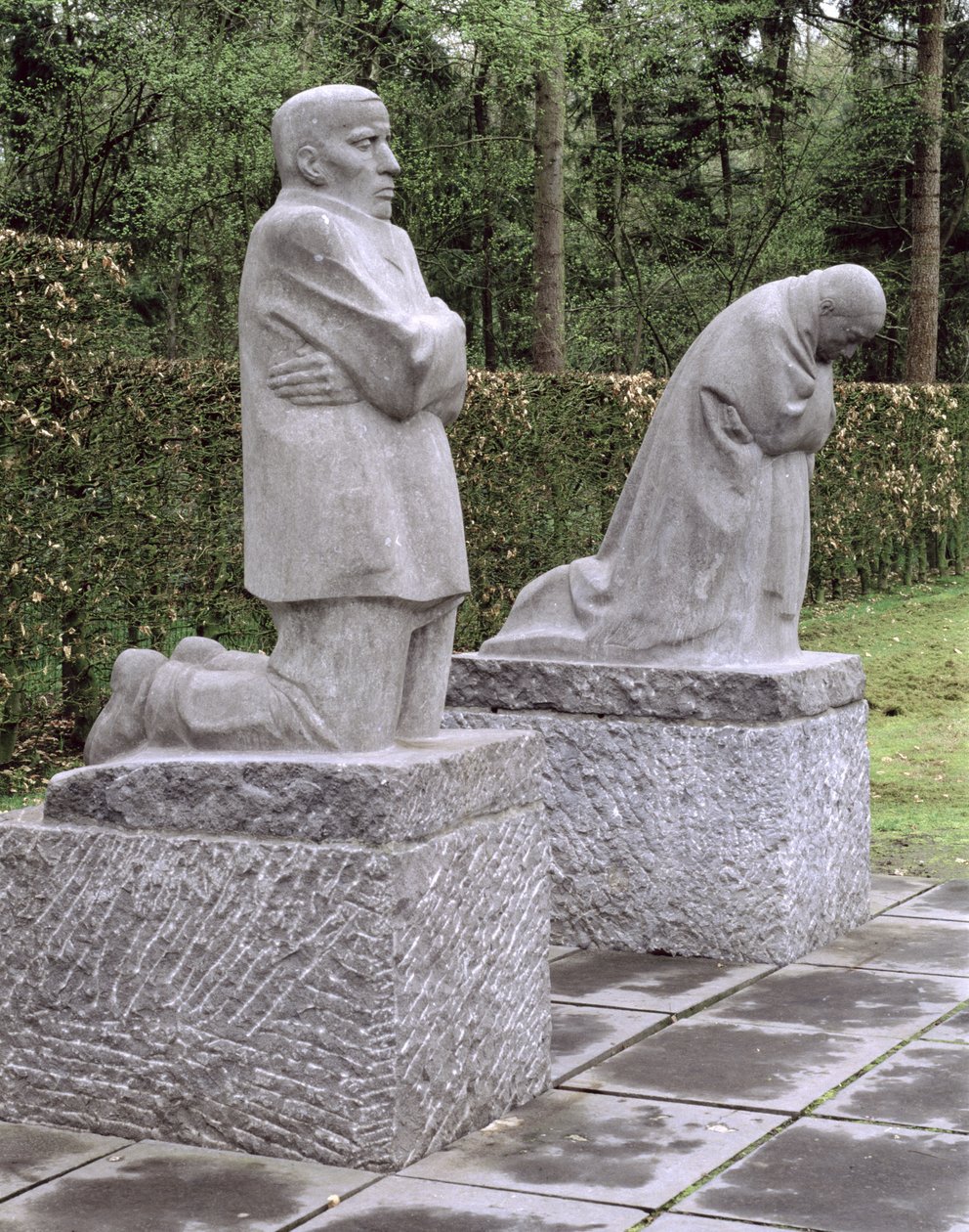 Vuonna 1931 vihitty muistomerkki, joka kuvaa taiteilijaa ja hänen miehensä suremassa kuollutta poikaansa Peter Kollwitzia tekijältä Käthe Kollwitz