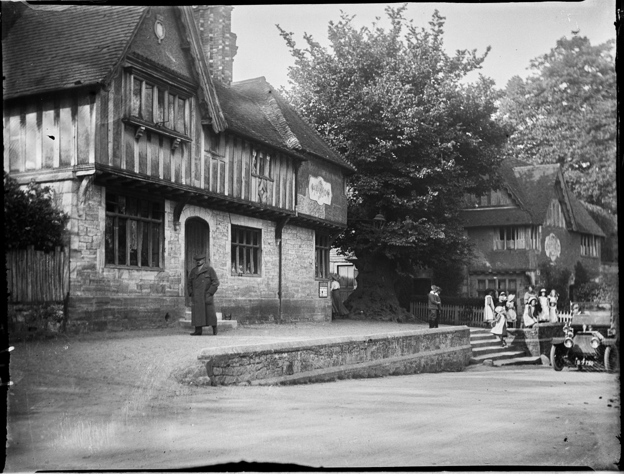 Leicester Square, Penshurst, Sevenoaks, Kent, 22.5.1911 (b/w kuva) tekijältä Katherine Jean Macfee