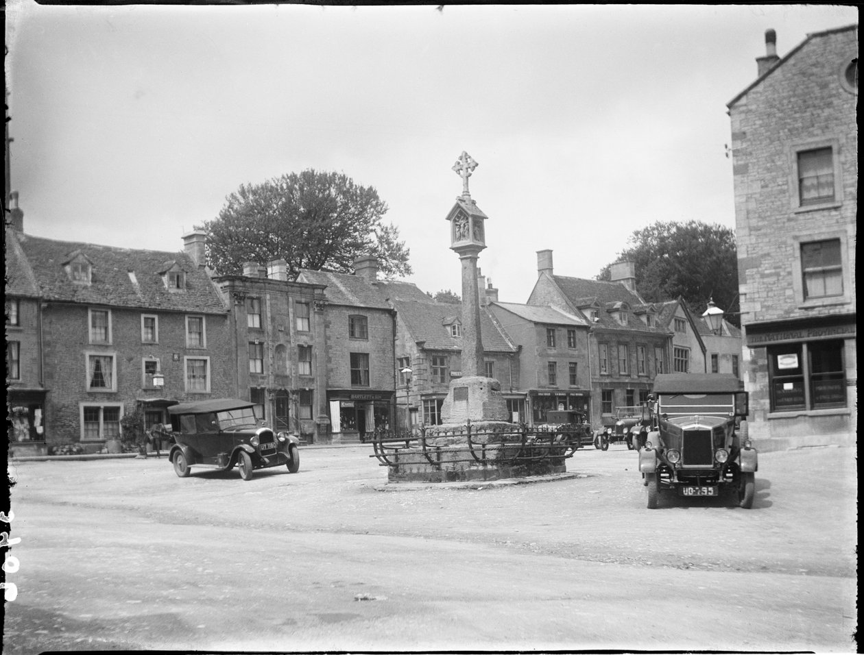 Market Square, Stow-On-The-Wold, Cotswold, Gloucestershire, 09 de maio de 1928 - 23 de maio de 1928 (foto em preto e branco) finlandês tekijältä Katherine Jean Macfee