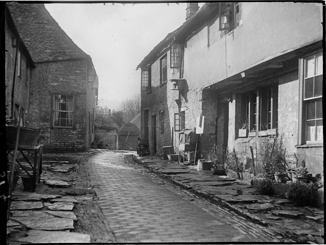 Old George Yard, Burford, Oxfordshire, 22. huhtikuuta 1924 - 6. toukokuuta 1924 (m/v kuva) tekijältä Katherine Jean Macfee