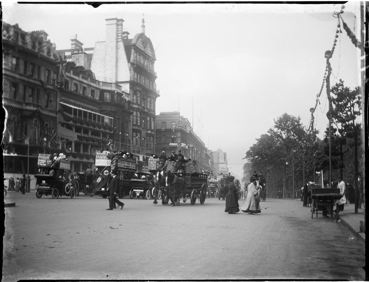 Piccadilly, City Of Westminster, Lontoo, 20.6.1911 (b/w kuva) tekijältä Katherine Jean Macfee