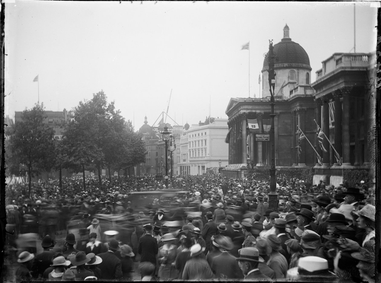 Trafalgar Square, St James, City Of Westminster, Londres, 28/06/1919 (foto em preto e branco) finlandês tekijältä Katherine Jean Macfee