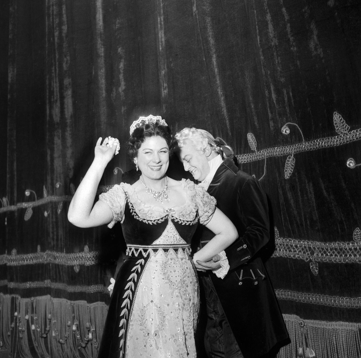 Renata Tebaldi ja Tito Gobbi la Scalassa, Milanossa tekijältä Alec Hunter