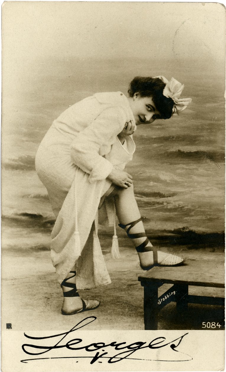 Nainen rannalla, c. 1900-luvun alku (postikortti) tekijältä Alec Hunter