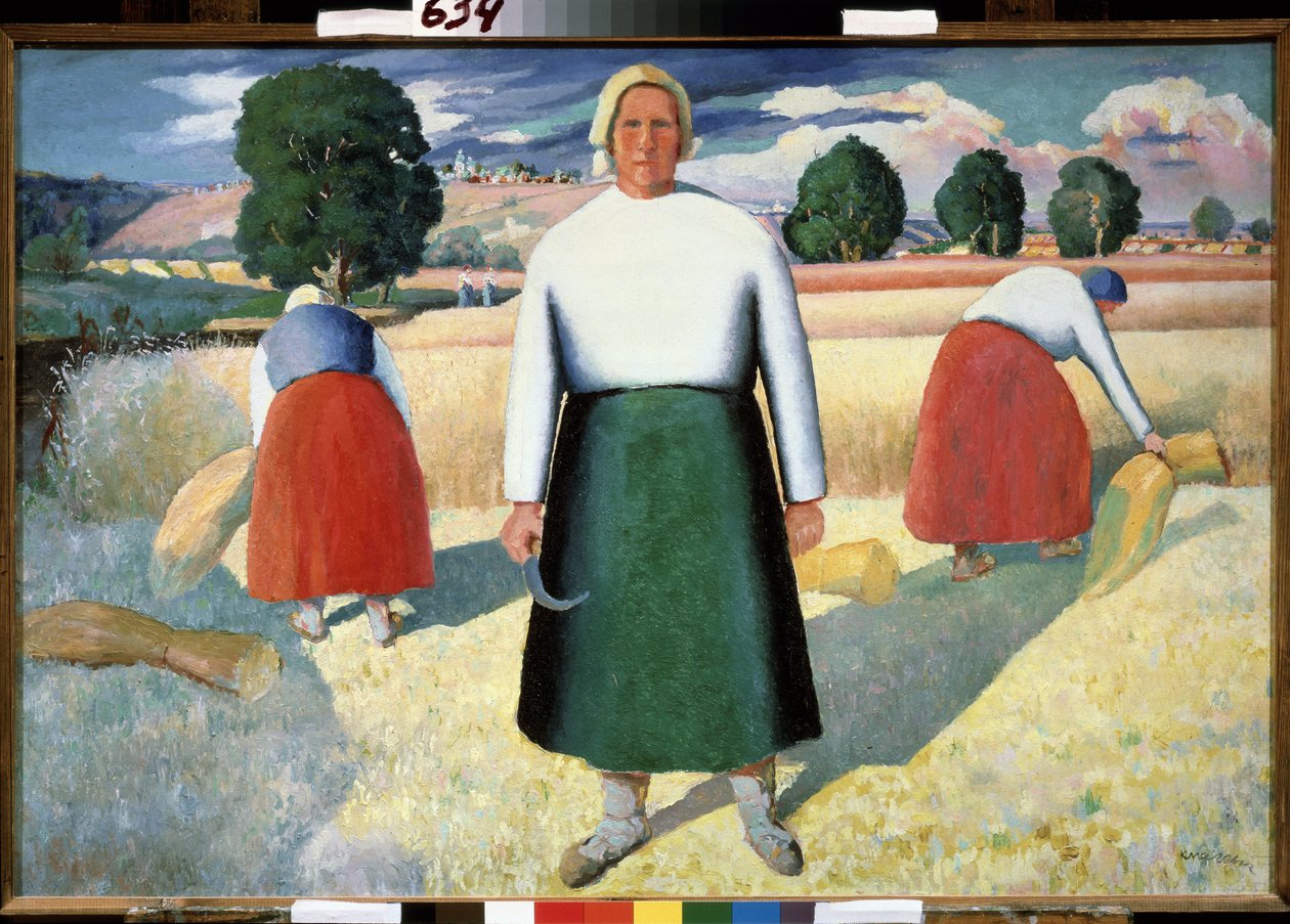 Harvesterit. (Viittäjät). Maataloustyönäkemys, taipuneet naiset tekevät viljavyhteitä pellolla, seisova työläinen pitää pientä sirppiä aurinkoa päin. Maalaus: Kasimir Severinovich Malevich (Malevich, Malevic) (1878-19) tekijältä Kazimir Severinovich Malevich