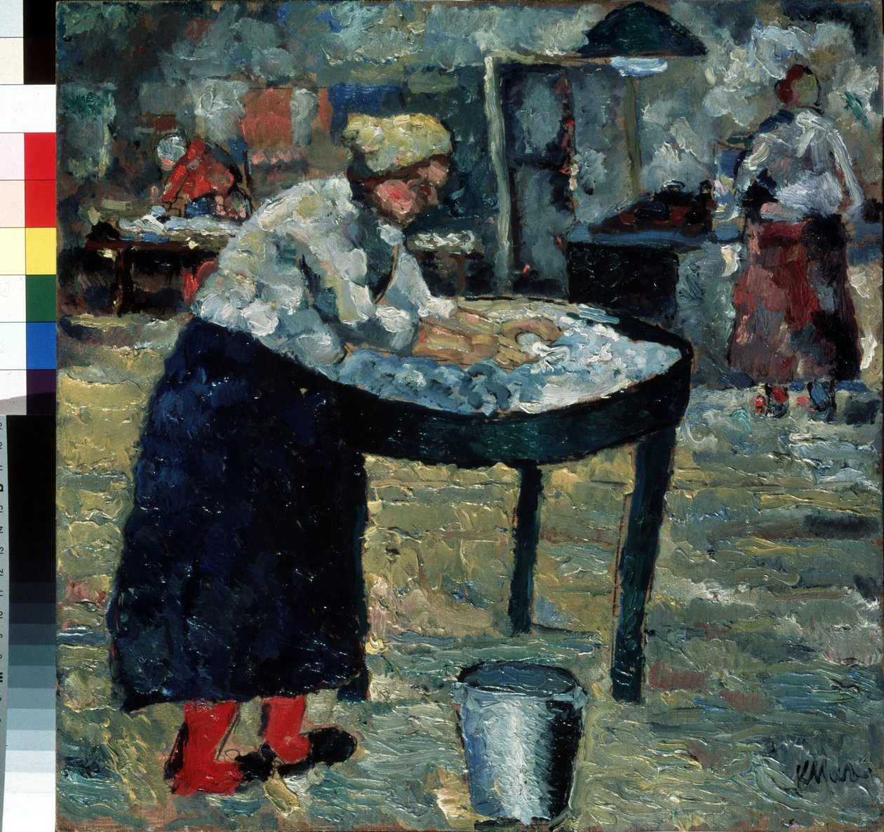Pesulatar (A Laundress). Pihalla nainen kumartui korotetun ammeen ylle, ahkerasti pesemässä vaatteita, metalliämpäri jaloissaan. Taustalla muita naisia, jotka tekevät täydentäviä toimintoja, lämmittävät vettä, silittävät. Tulostus tekijältä Kazimir Severinovich Malevich