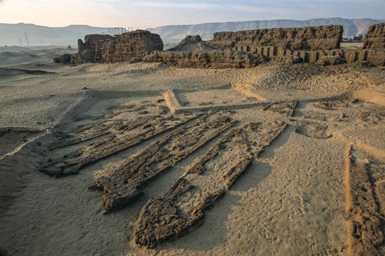Abydos, 5000 vuotta vanhoja puulankkuveneitä savitiilihaudassa, varhaisdynastinen, 2005 (kuva) tekijältä Kenneth Garrett