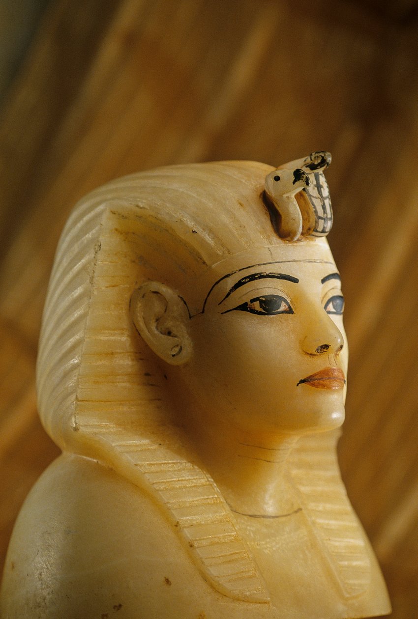 Tutankhamonin haudasta peräisin oleva alabasteri-kanoppikorkki, jossa on naisen muotokuva, 2009 (kuva). tekijältä Kenneth Garrett