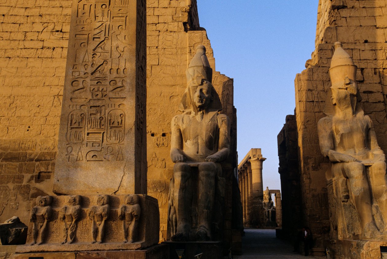 Ramses II:n (Suuri) kolossaalinen patsas, pylonin edessä, Luxorin temppeli, Festiv..., 2001 (kuva) (kuva) tekijältä Kenneth Garrett