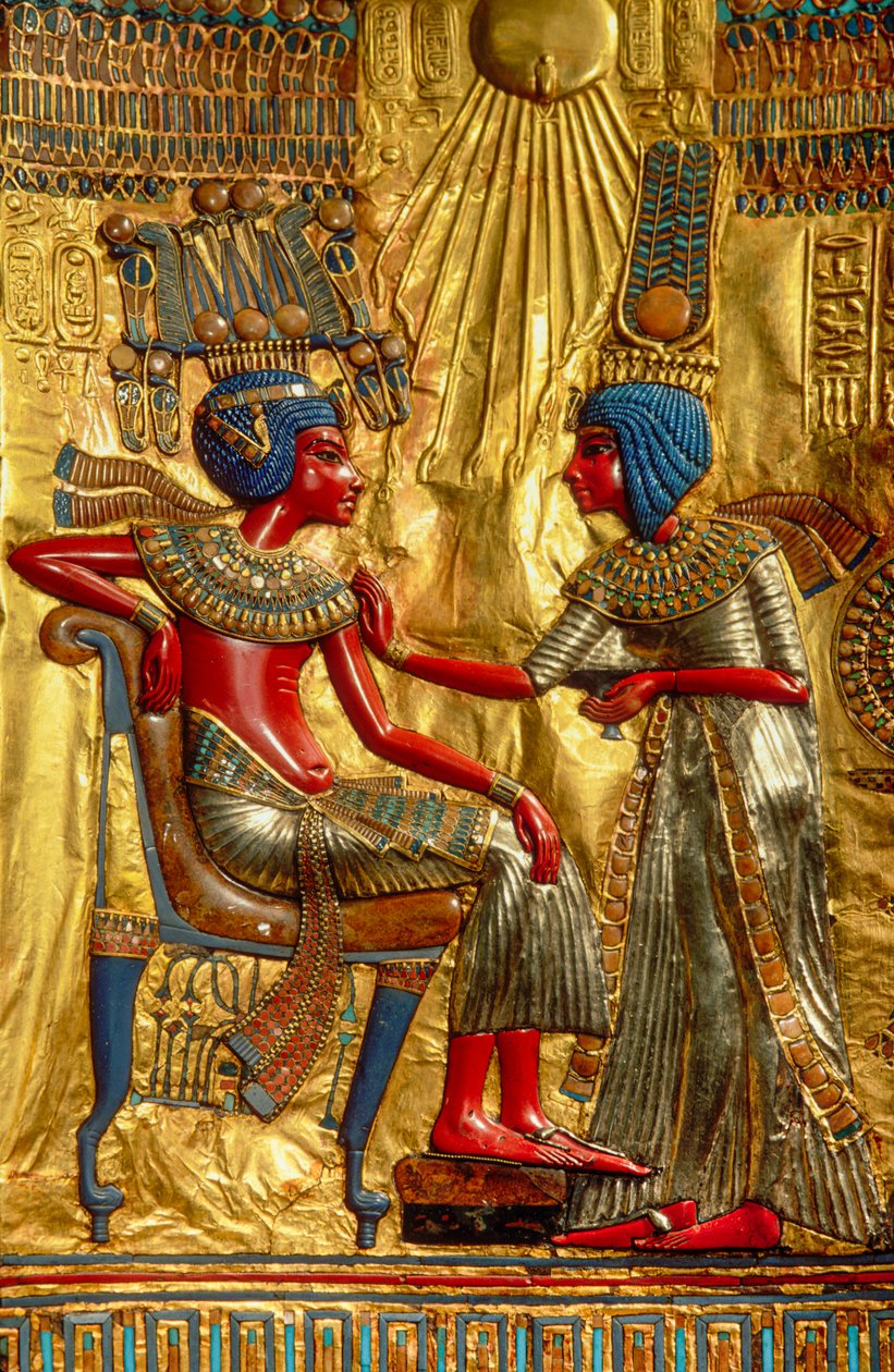Yksityiskohta Tutankhamonia ja hänen vaimoaan esittävistä hahmoista kultaisen valtaistuimen takaosassa, Egypti..., 2009 (kuva). tekijältä Kenneth Garrett
