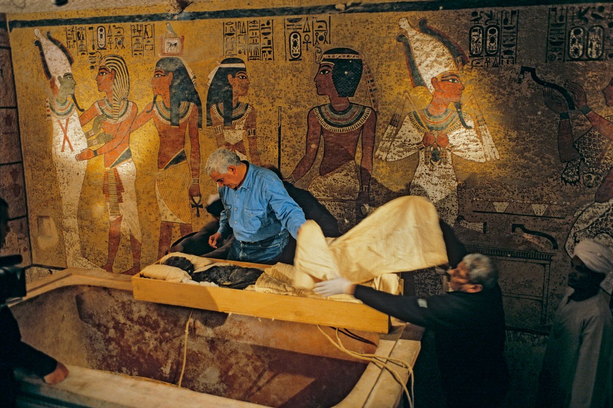 Tohtori Zahi Hawass ja koko egyptiläinen tutkijaryhmä nostavat Tut-kuninkaan muumion haudastaan..., 2005 (kuva) tekijältä Kenneth Garrett