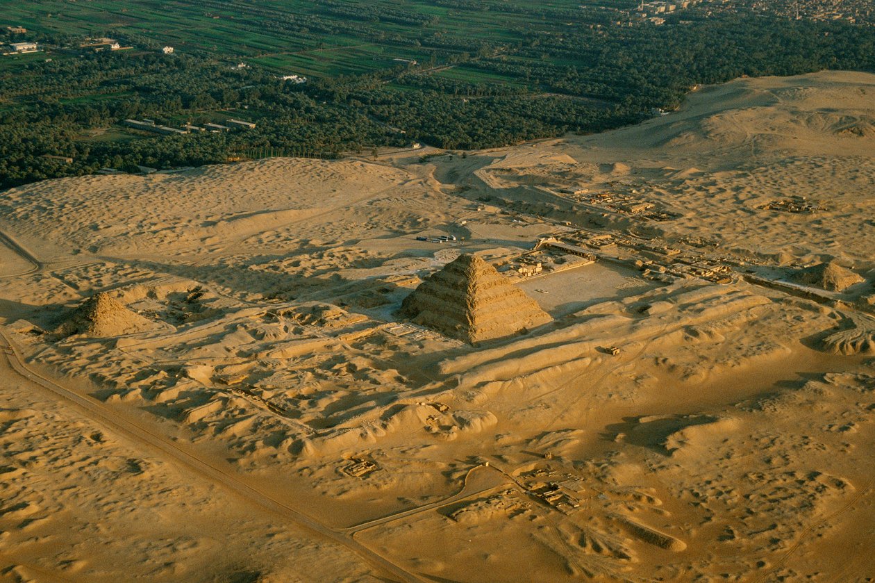 Egypti; Arkeologia; Vanha valtakunta; Saqqara; Pyramidi Djoser, askelpyramidi, 3. dynastia tekijältä Kenneth Garrett