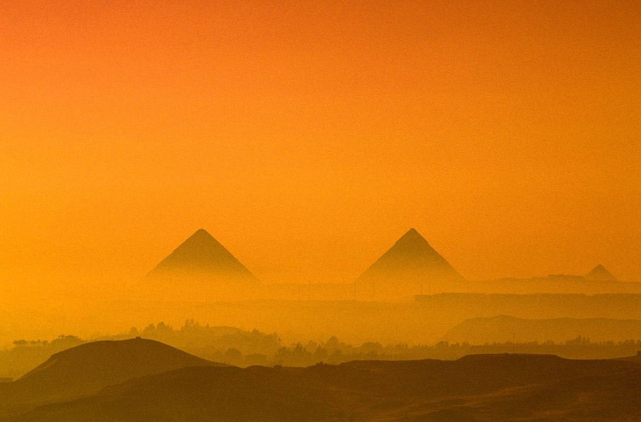 Egypti; Vanha valtakunta; Gizan ylätasanko; Gizan pyramidit; Khufu; Khafre; Menkaure tekijältä Kenneth Garrett