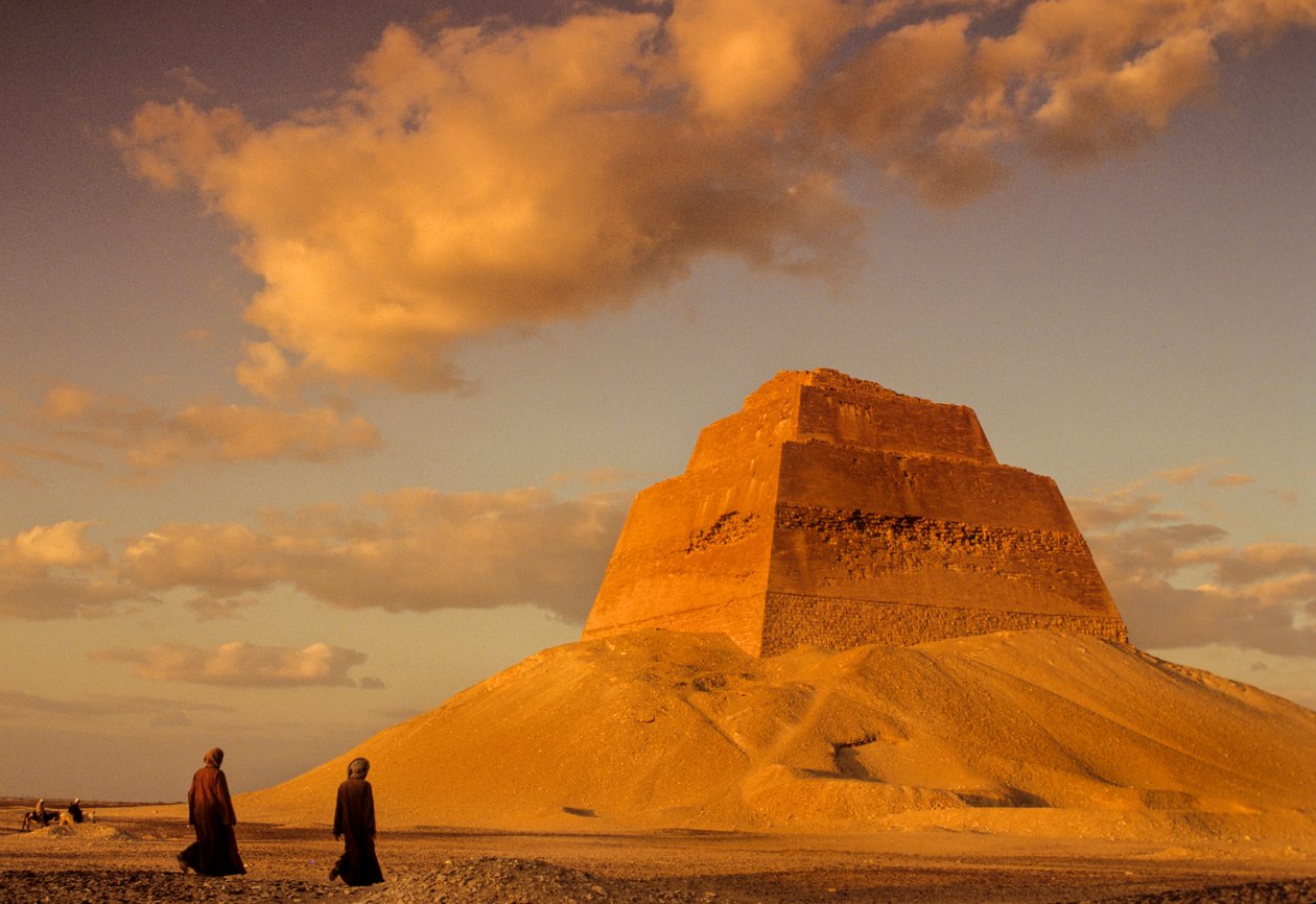 Egyptin vanha valtakunta; kuningas Snefrun pyramidi; noin 2575 eaa.; Maidum; Egypti, askelpyramidi.... tekijältä Kenneth Garrett