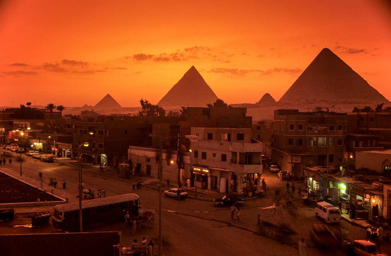 Egyptin vanha valtakunta; kaupunkikuva pyramideineen; Gizan ylätasanko; Giza; Egypti; Egypti tekijältä Kenneth Garrett