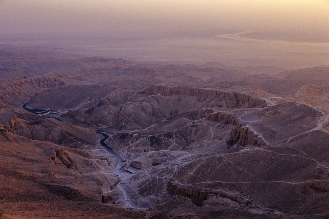 Egyptin Kuninkaiden laakso Luxorin lähellä, taustalla Niilijoki, Uusi valtakunta, Egypti, 2001 (kuva) tekijältä Kenneth Garrett