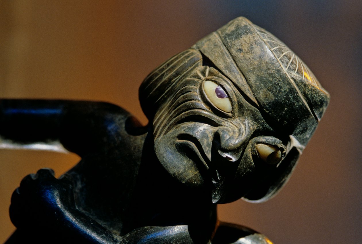 Huaca Dos Cabezas-Jecetepeque; Moche; Hautaukset, keraamiseen pulloon kiinnitetty mieshahmo tekijältä Kenneth Garrett