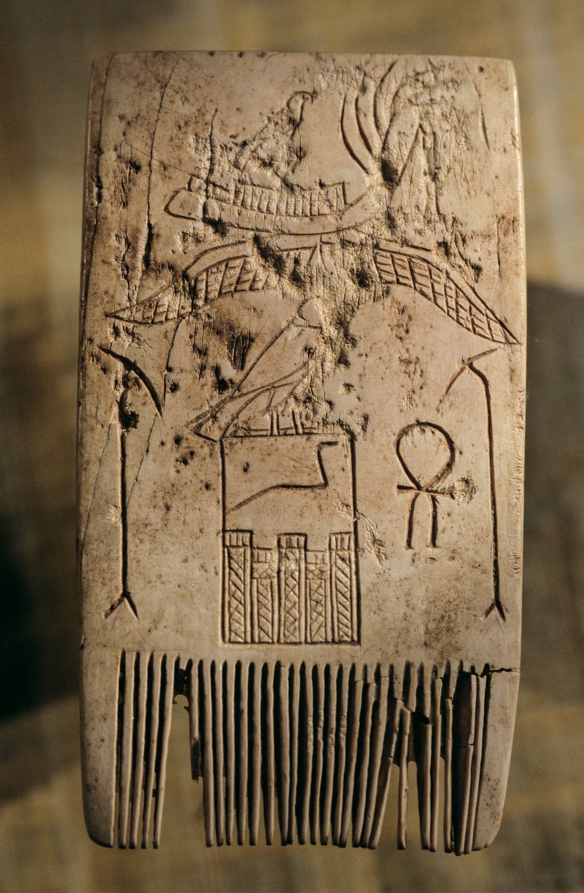 Varhaisdynastisen ajan hallitsijan Djerin norsunluukampa, Abydos, Egypti, 2005 (kuva). tekijältä Kenneth Garrett