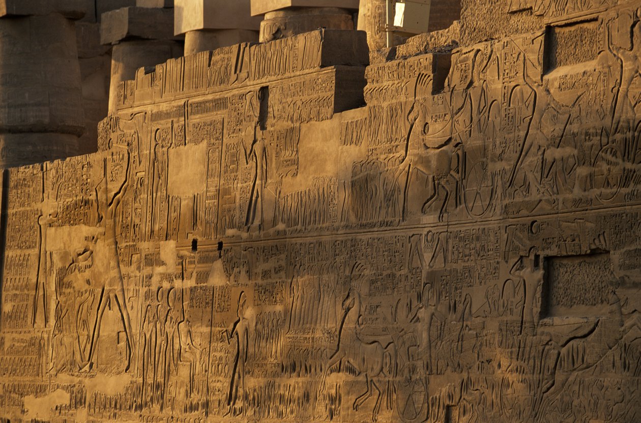 Karnakin temppeli, Kadeshin taistelu, pohjoisseinä, Ramses II:n reliefi, heettiläiset tekijältä Kenneth Garrett