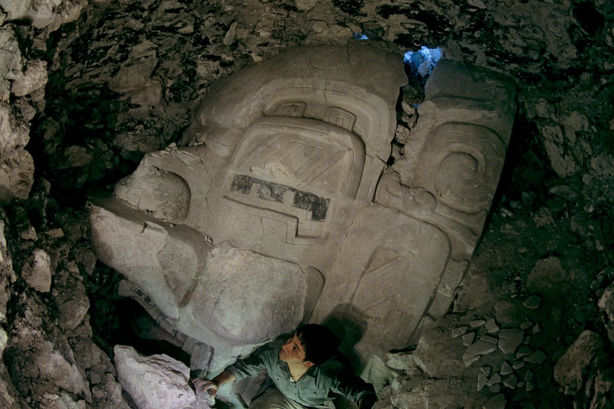 Suuri varhaispreklassinen stukkonaamio, Cival, Holmul, Guatemala, Maya, Francisco Estradabelli, 2008 (kuva) tekijältä Kenneth Garrett