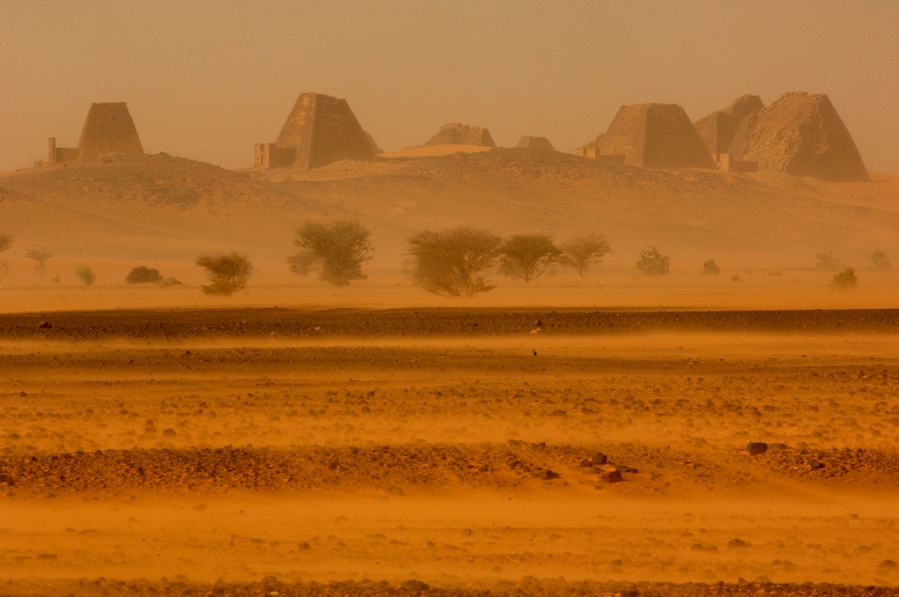 Meroen pyramidit, Begarawiyan pyramidit, Sudan; Nubia; Mustat faaraot; Kolmas välivaihe..., 2007 (kuva) tekijältä Kenneth Garrett