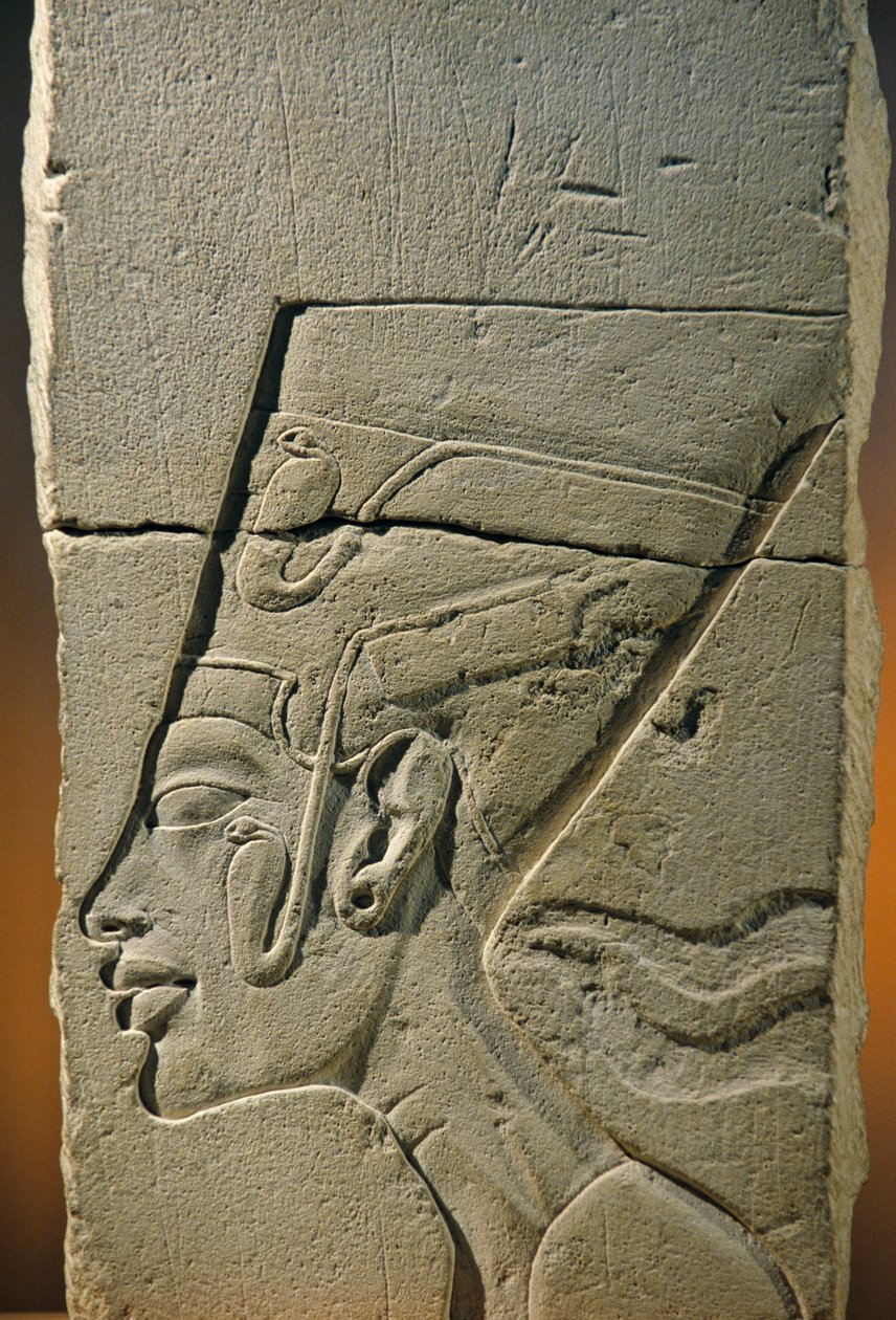 Kuvanveistäjän malli Nefertitin pään basreliefin pohjareliefistä, Amarna; Atenin temppeli; kalkkikivi, 2009 (kuva) tekijältä Kenneth Garrett