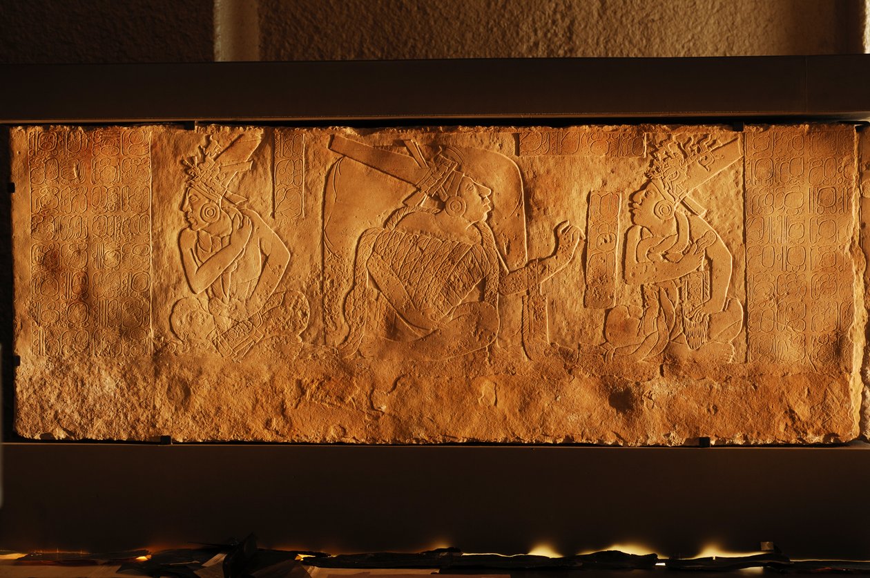 Temppeli 19 valtaistuinpenkki, Palenque, Meksiko, Akhal Mo Nabin kaiverrus, 2005 (kuva) tekijältä Kenneth Garrett