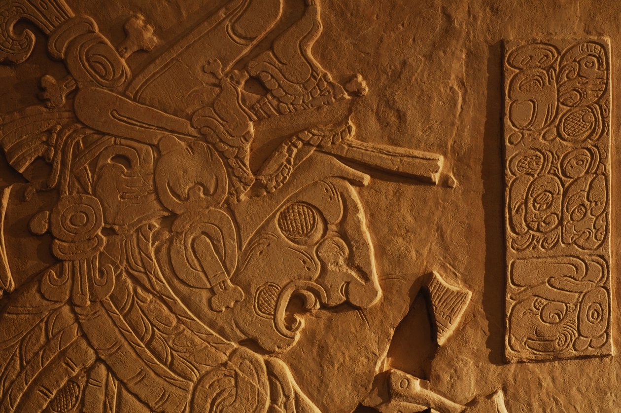 Temppeli 21 valtaistuinpenkki, kuningas Akhal Mo Nabin veistos, Palenque, Meksiko, 2005 (kuva) tekijältä Kenneth Garrett