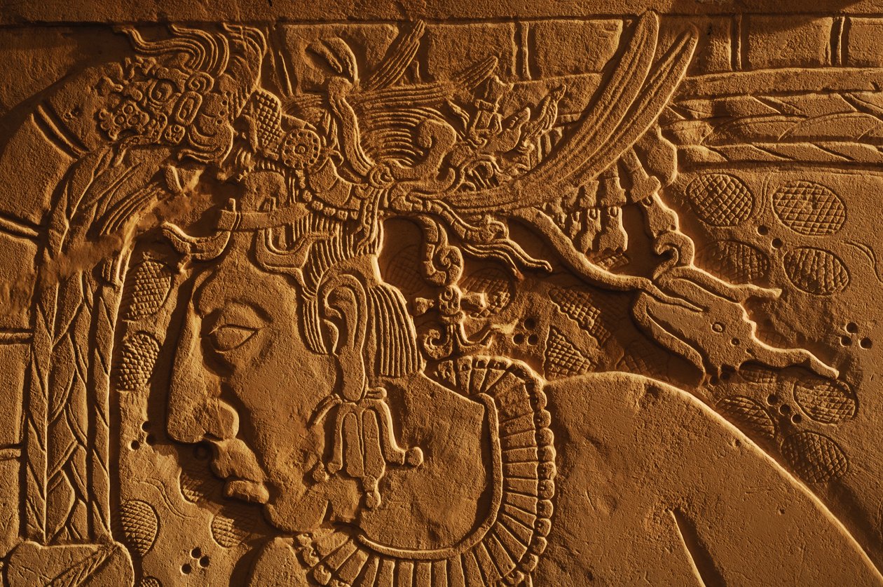 Temppeli 21 valtaistuinpenkki, kuningas Akhal Mo Nabin veistos, Palenque, Meksiko, 2005 (kuva) tekijältä Kenneth Garrett