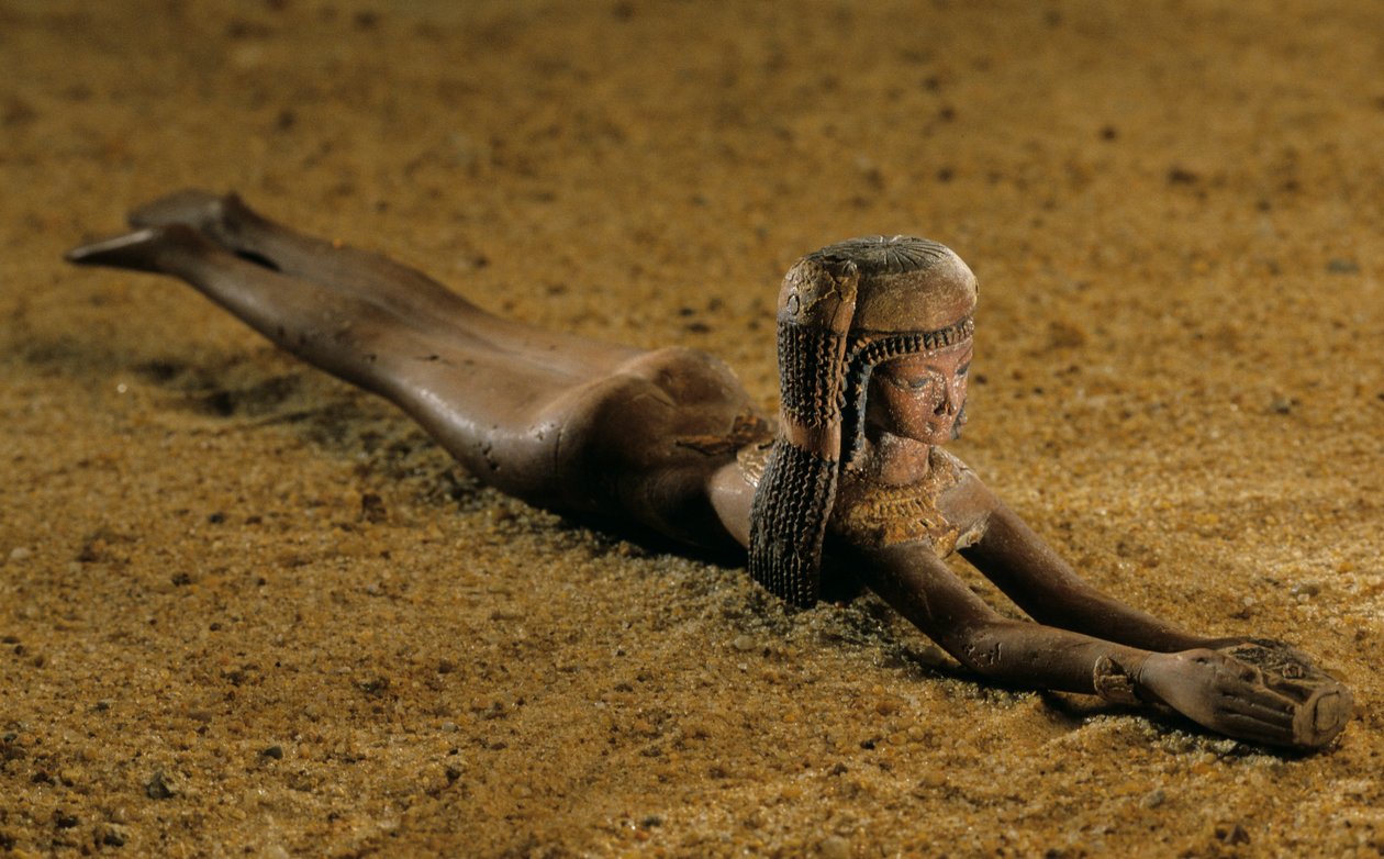Unguent-lusikka; Amenhotep III:n valtakausi; puu; kulta, 2009 (kuva) tekijältä Kenneth Garrett