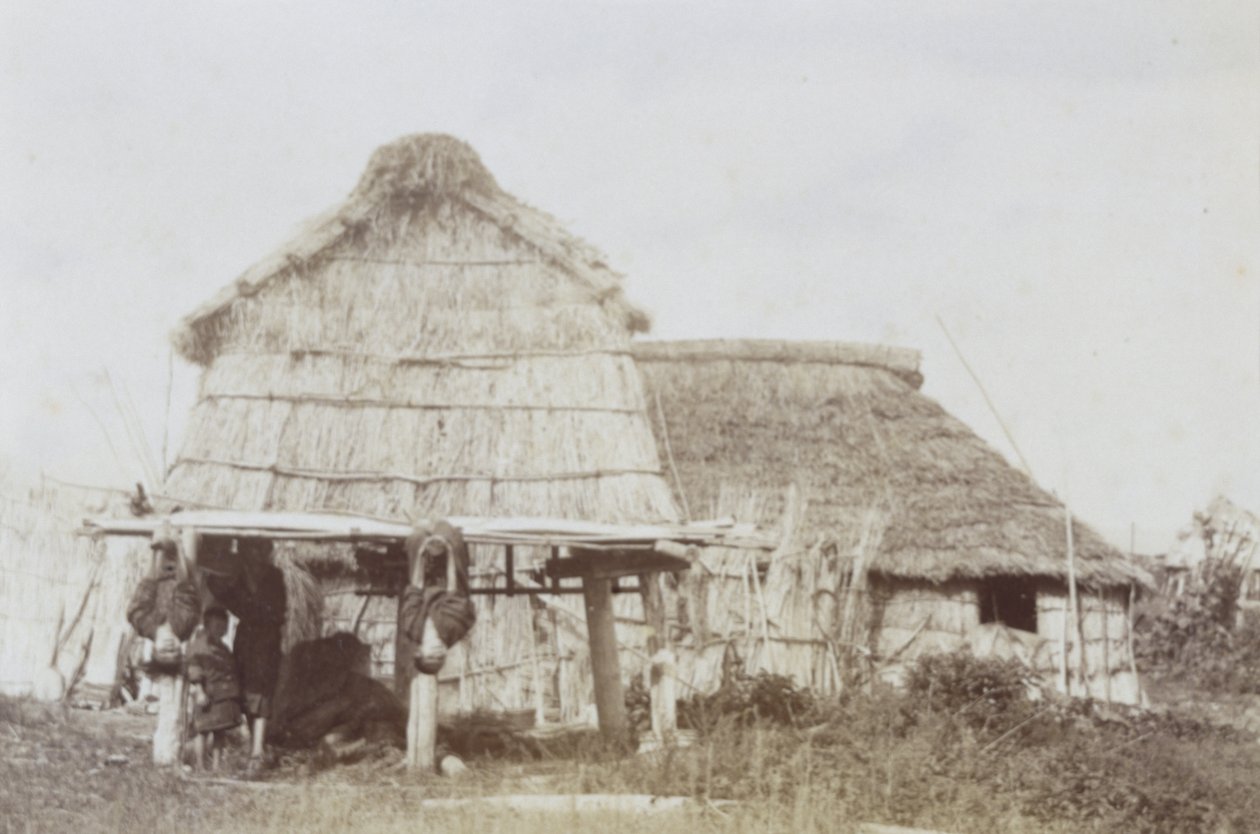 Ainu-aita ja ainulapset, n. 1890-luku (gelatiinihopeaprintti) tekijältä Kenzô Tamoto